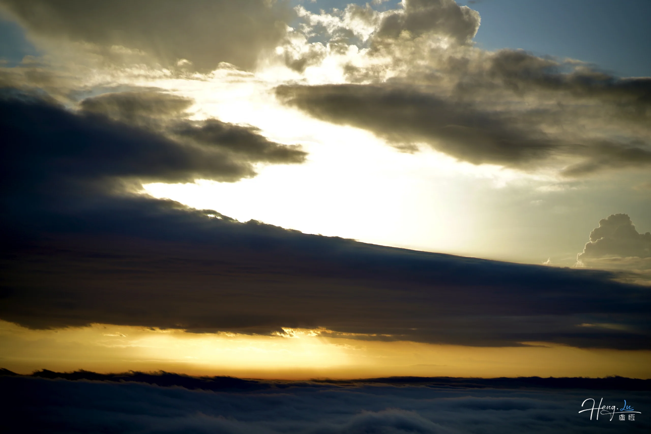 golden-sunlight-above-sea-of-clouds