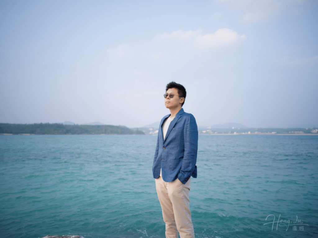 Luheng-in-blue-blazer-standing-by-the-sea-2