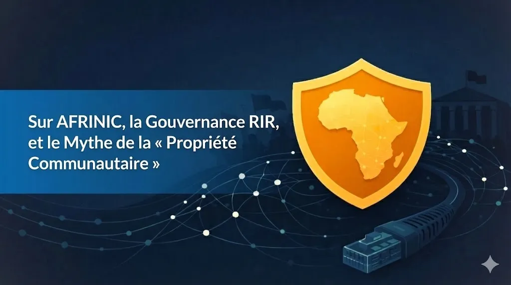 Une illustration graphique sur un fond bleu foncé texturé avec des lignes de réseau connectées. Un grand bouclier doré est mis en avant sur la droite, contenant une carte stylisée de l'Afrique. Sur la gauche, un bandeau bleu contient le texte blanc : « Sur AFRINIC, la gouvernance des RIR et le mythe de la « propriété communautaire » ». En bas à droite, un connecteur de câble Ethernet bleu est visible, et la silhouette d'un bâtiment institutionnel apparaît discrètement en arrière-plan.