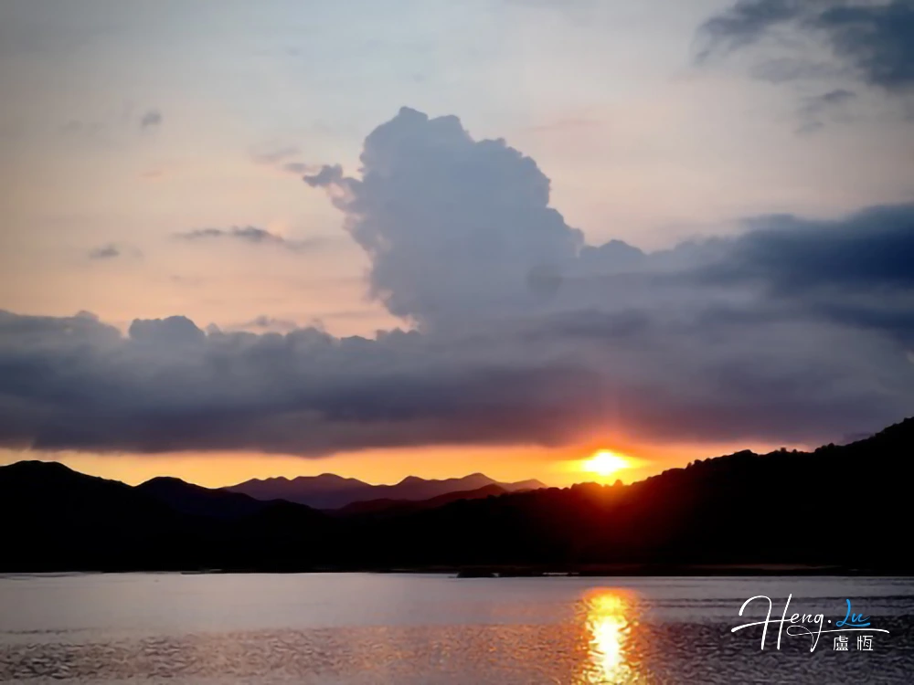 sunset-over-lake-with-reflecting-clouds