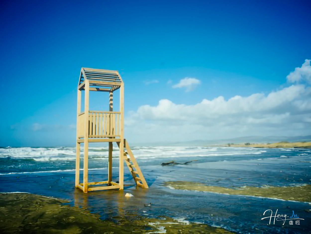 wooden-lifeguard-tower