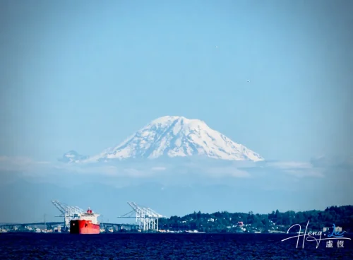 mount-rainier-tacoma-port-red-cargo-ship