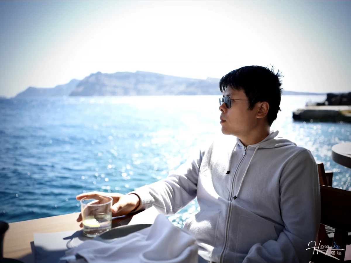 luheng-sitting-by-sea-with-drink