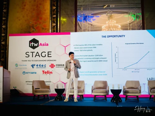 Luheng-addressing-audience-at-technology-forum