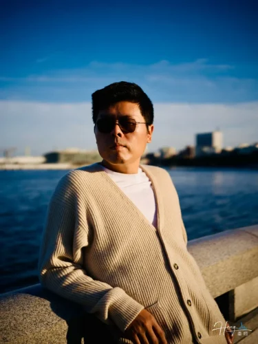 Luheng-in-sunglasses-by-seaside-rail