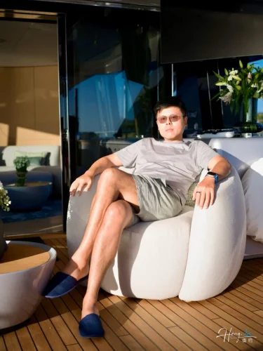 Luheng-sitting-outdoors-in-sunlight
