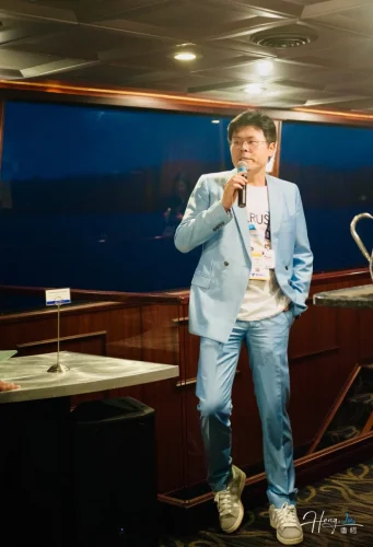 Luheng-speaking-on-yacht-event-stage