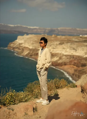Luheng-standing-on-cliff-overlooking-sea