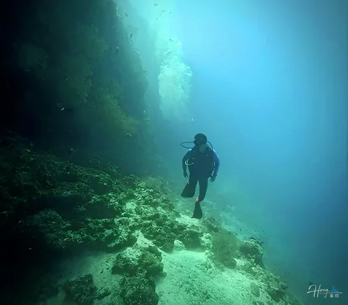 luheng-exploring-underwater-cliff