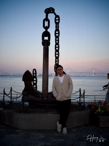 luheng-standing-by-large-anchor-near-seaside-at-dusk (1)