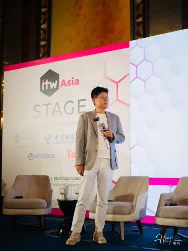 luheng-standing-on-itw-asia-stage-during-conference