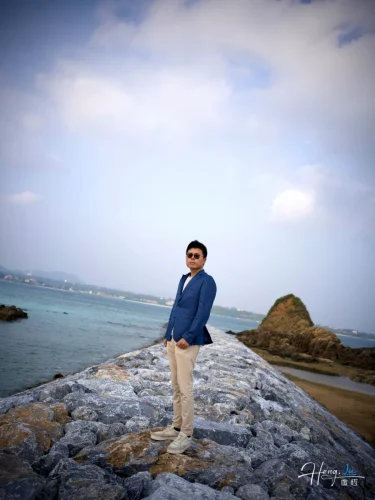 luheng-standing-on-rock-path-by-the-sea (1)